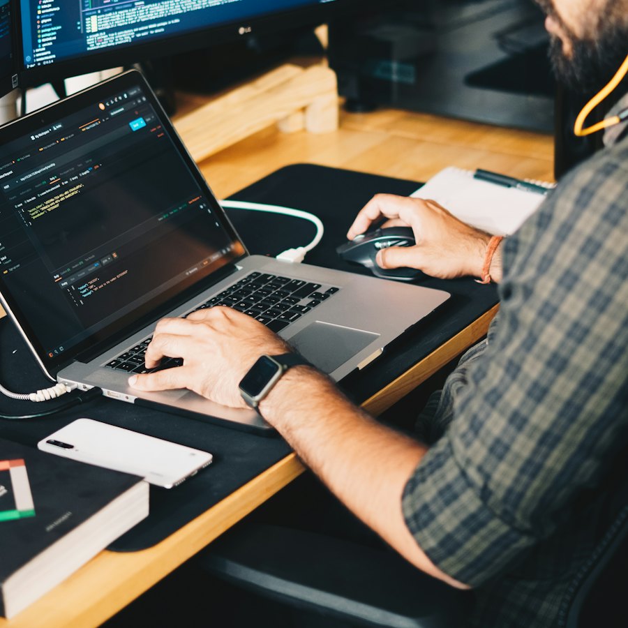 Un développeur surveille et fait évoluer une solution en production